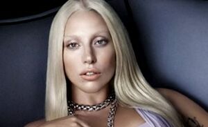 Eerste beeld: Lady Gaga for Versace