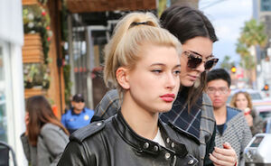 OOTD: knappe Hailey Baldwin in distressed jeans