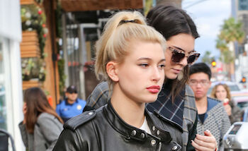 OOTD: knappe Hailey Baldwin in distressed jeans