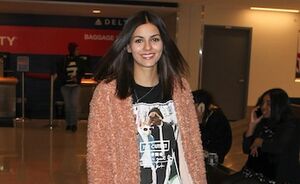 OOTD: Victoria Justice in fuzzy vest