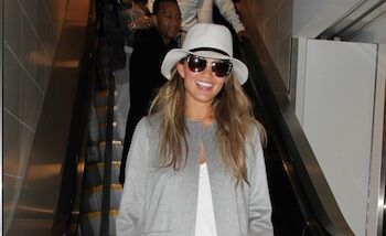 OOTD: Chrissy Teigen in grijze maxi coat