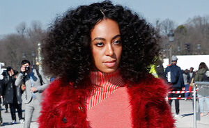 OOTD: Solange in hot red naar Paris Fashion Week