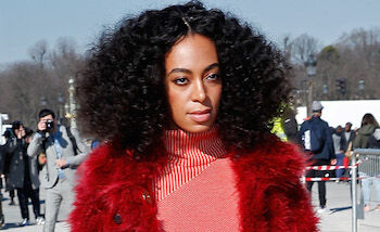 OOTD: Solange in hot red naar Paris Fashion Week