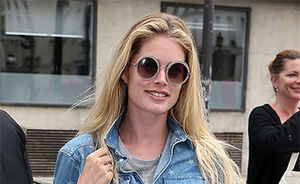 OOTD: Doutzen arriveert in trendy outfit op de Atelier Versace show! 