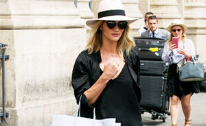 OOTD: Rosie Huntington-Whitely flanerend in Parijs in zwarte duster coat