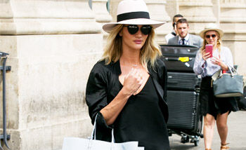 OOTD: Rosie Huntington-Whitely flanerend in Parijs in zwarte duster coat