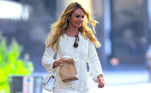 OOTD: Candice Swanepoel in sweater dress en overknee boots