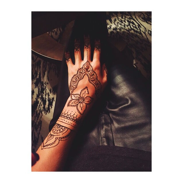 Trend: Henna hands