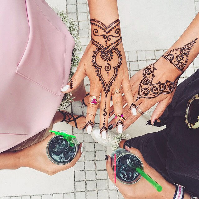 Trend: Henna hands