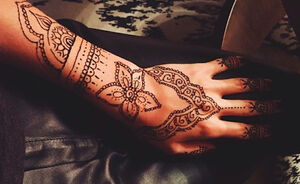 Festival trend: Henna hands