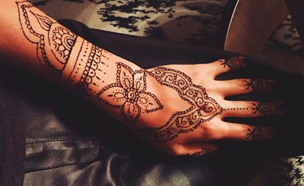 Festival trend: Henna hands