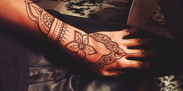 Festival trend: Henna hands