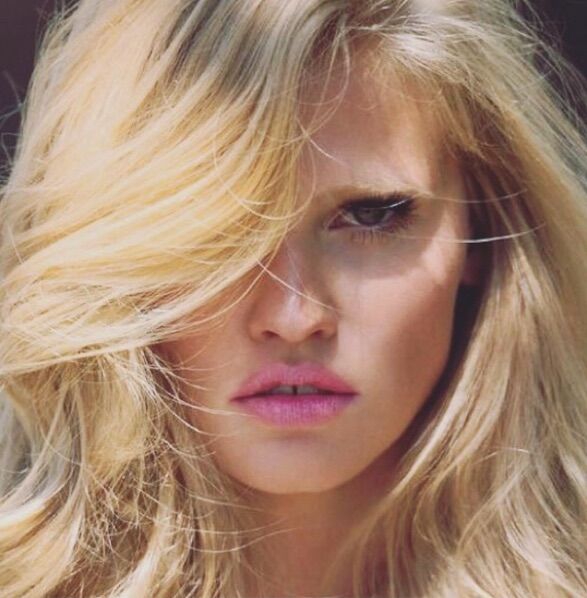 Lara Stone ontvangt Model of the Year award