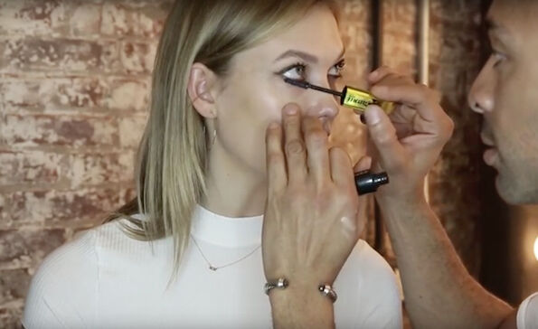 Bekijk Karlie Kloss' allereerste make-up tutorial