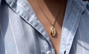 Deze vagina ketting is nu Insta-famous en iedereen wil 'm hebben