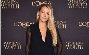 Blake Lively prachtig en slank op de rode loper na haar tweede bevalling