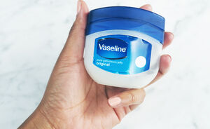 Waarom vaseline hét beautywondermiddel is