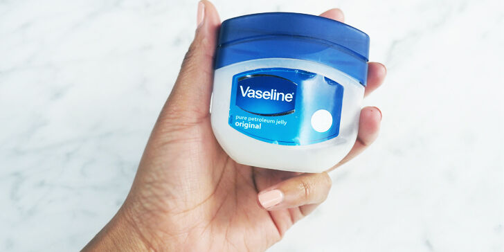 Waarom vaseline hét beautywondermiddel is