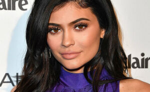 Mega photoshop fail! Kylie Jenner heeft opeens een derde tepel op haar knie