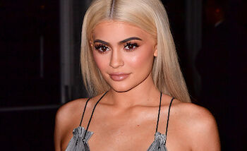 Kylie Jenner ontkent alle geruchten maar ziet er verdacht rondborstig uit