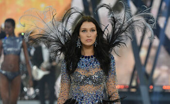 Bella Hadid liet haar Victoria’s Secret vleugels tatoeëren