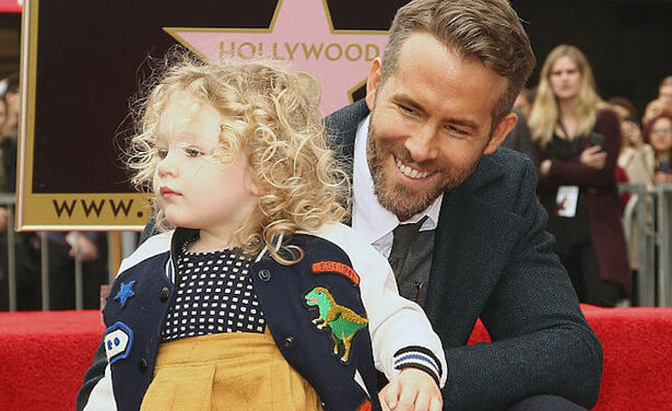 11x hilarische tweets die bewijzen dat Ryan Reynolds de leukste papa is