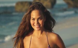 Chrissy Teigen voor het eerst sinds bevalling half naakt voor Sports Illustrated