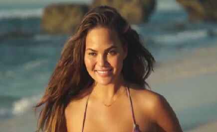 Chrissy Teigen voor het eerst sinds bevalling half naakt voor Sports Illustrated