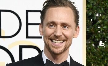 Tom Hiddleston vertelt eindelijk waarom hij die beruchte “I Heart Taylor Swift’ tank top droeg