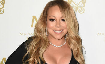 BIZAR! Dit is hoe Mariah Carey een potje bowlt in haar eigen huis 