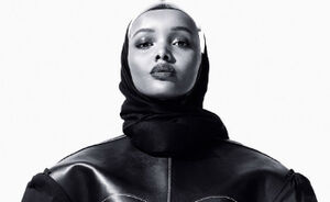 Hoofddoek dragend model Halima Aden is de nieuwste it-girl