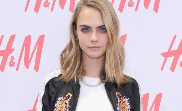 Cara Delevingne debuteert een nieuwe gewaagde haar look 