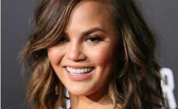 Chrissy Teigen praat openhartig over haar postnatale depressie