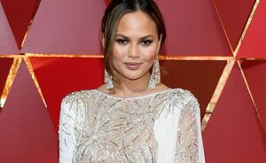 Chrissy Teigen heeft de gemeenste internettrolls maar dealt er geniaal mee