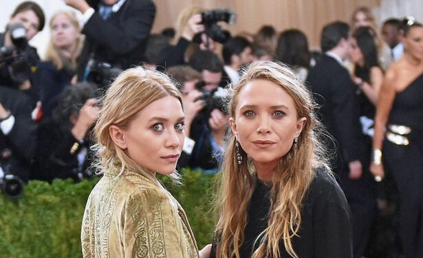  Mary-Kate en Ashley Olsen’s zwarte bruidsmeisjes jurken zijn de coolste ooit