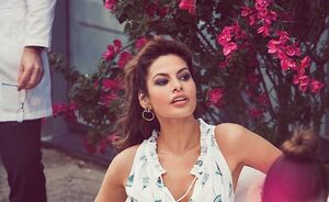 Eva Mendes lanceert nieuwe collectie en showt haar killer curves