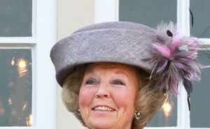 33 jaar aan iconische hoedjes in ‘Chapeux! De hoeden van koningin Beatrix’ in Paleis Het Loo