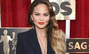  Chrissy Teigen is amper te herkennen met dit jaren ’80 kapsel 