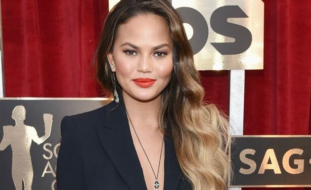  Chrissy Teigen is amper te herkennen met dit jaren ’80 kapsel 