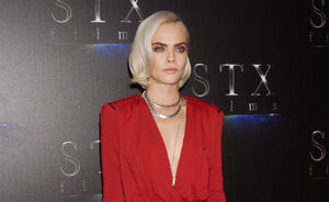 Cara Delevingne is onherkenbaar als femme fatal in stunning rode outfit