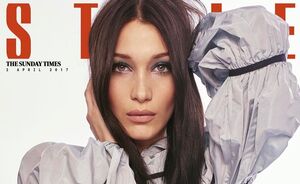 Je zag Bella Hadid nog nooit zo hard lachen als in de shoot van The Sunday Times Style