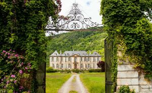 Dit kasteel is mooier dan Downton Abbey en binnenkort kun je er logeren