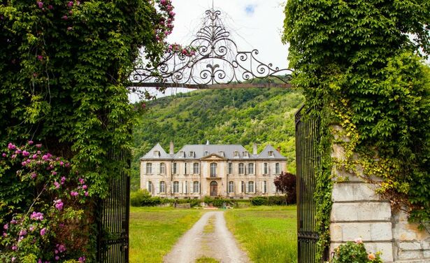 Dit kasteel is mooier dan Downton Abbey en binnenkort kun je er logeren