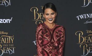 Chrissy Teigen lanceert iets met Becca Cosmetics en je wilt het nu hebben