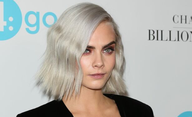 SHOCKING: Cara Delevingne is nu he-le-maal kaal!