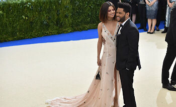 Selena Gomez ging samen met The Weeknd naar het Met Gala en de foto's zijn té cute