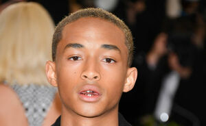 CREEPY! De accessoire die Jaden Smith mee nam op de rode loper moet je zien