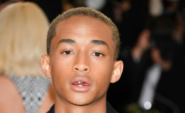 CREEPY! De accessoire die Jaden Smith mee nam op de rode loper moet je zien