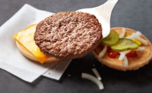 Fast food lovers opgelet: McDonalds gaat thuisbezorgen in Nederland!