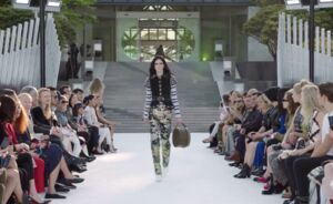 Louis Vuitton toont beeldschone op Japan geïnspireerde collectie op dromerige lokatie